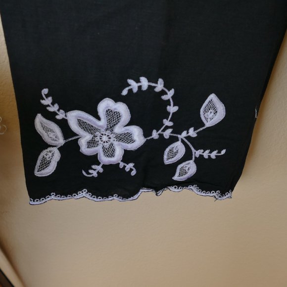 Larry Levine Embroidered Capri Pants- Size 10 - Picture 3 of 7